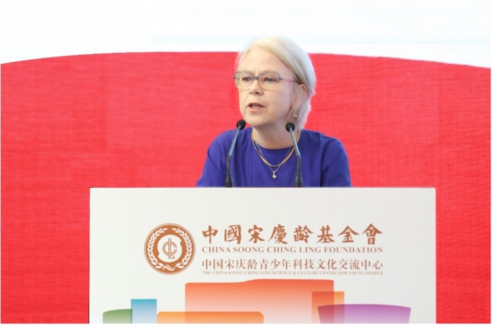 白雅婷女士 白雅婷女士